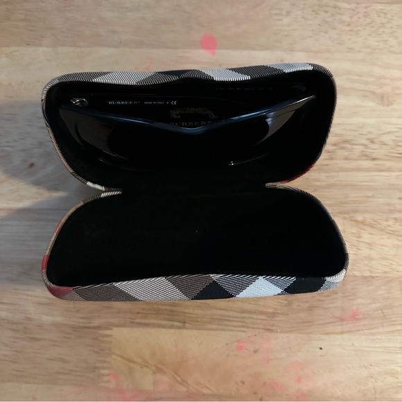 Vintage Burberry Sunglasses With Case Preowned very good condition - Picture 16 of 16